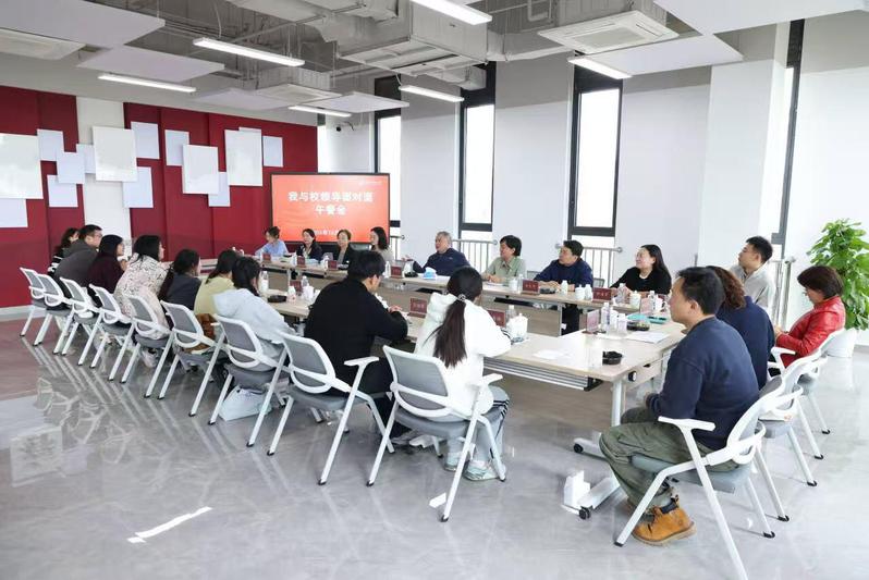 JSOU Party Secretary Ding Rongyu Dines with Students and Discusses Growth